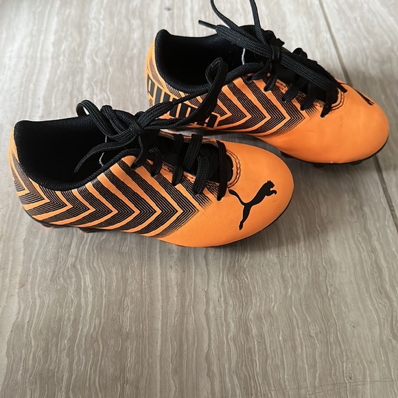 Puma Tacto II Junior soccer shoe. US 8 - Picture 6 of 10